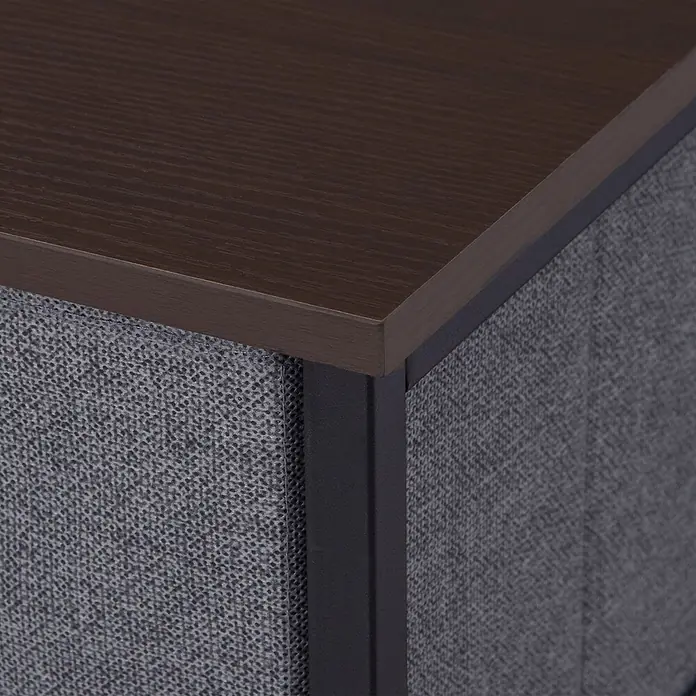 Homcom Kommode 1-teilig - Dunkelgrau, Anzahl Schubladen: 7 Stk. - Ecke einer Aufbewahrungseinheit mit dunkelbrauner Holzoptik-Platte, grauen Stoffseiten und schwarzem Metallrahmen.