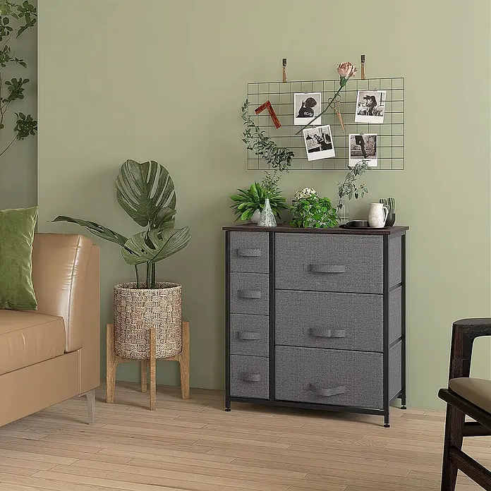 Homcom Kommode 1-teilig - Dunkelgrau, Anzahl Schubladen: 7 Stk. - Graue Stoffkommode mit dunkler Holzplatte und schwarzem Rahmen, bietet flexiblen Stauraum mit mehreren Schubladen in einem Wohnambiente.