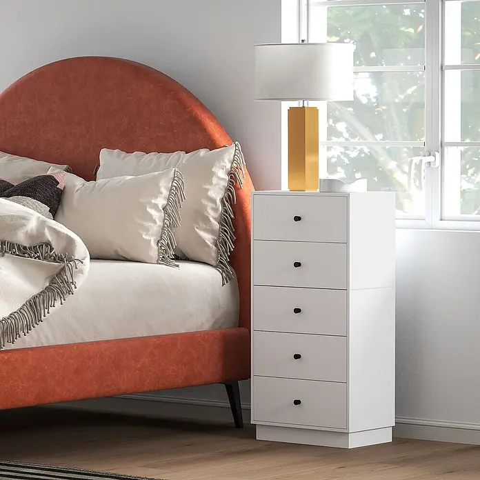 Homcom Kommode 1-teilig - L x B x H: 47 x 29 x 95 cm, Weiß, Anzahl Schubladen: 5 Stk. - Weißer Nachttisch mit 5 Schubladen und schwarzen Knäufen, neben einem Bett im Schlafzimmer.