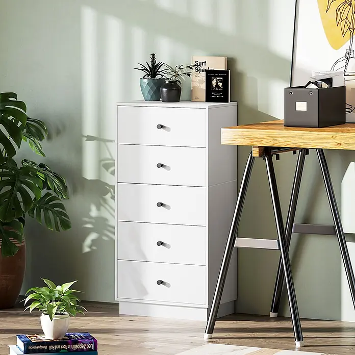 Homcom Kommode 1-teilig - L x B x H: 47 x 29 x 95 cm, Weiß, Anzahl Schubladen: 5 Stk. - Weißer Kommode mit 5 Schubladen und schwarzen Griffen, in einem modernen Raum mit Pflanzen und Büchern darauf, neben einem Holzschreibtisch.