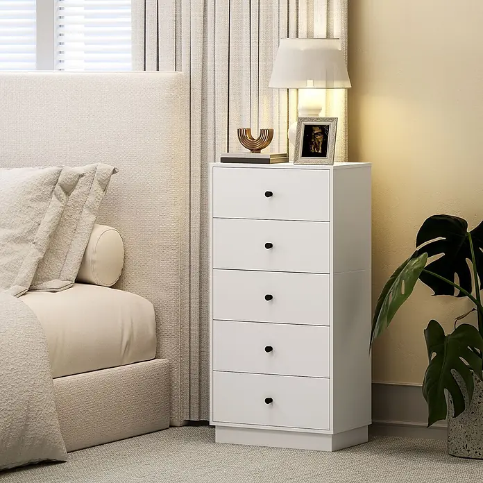 Homcom Kommode 1-teilig - L x B x H: 47 x 29 x 95 cm, Weiß, Anzahl Schubladen: 5 Stk. - Weiße Kommode mit 5 Schubladen und schwarzen Knöpfen, neben einem Bett platziert.