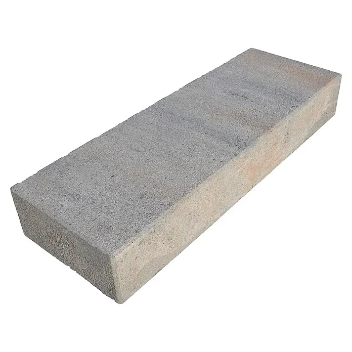 Diephaus Blockstufenmuster Niles - Muschelkalk - Ein rechteckiger grauer Betonstein oder Baustein mit einigen beigefarbenen Variationen.