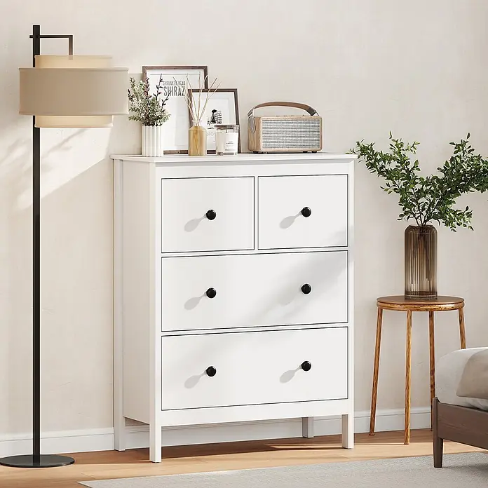 Homcom Kommode 1-teilig - L x B x H: 74 x 35 x 97 cm, Weiß, Anzahl Schubladen: 4 Stk. - Weiße Kommode mit zwei kleinen oberen und zwei größeren unteren Schubladen, alle mit schwarzen Knöpfen, in einem Raum.
