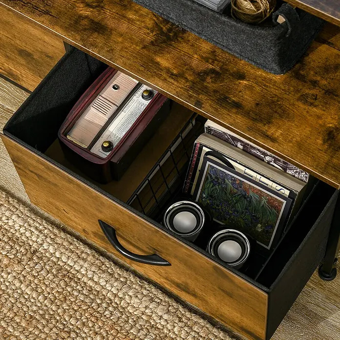 Homcom Kommode 1-teilig - L x B x H: 44 x 29 x 92 cm, Braun, Anzahl Schubladen: 3 Stk. - Geöffnete rustikale braune Schublade mit Vintage-Radio, Büchern und Lautsprechern in einem schwarz gefütterten Fach.