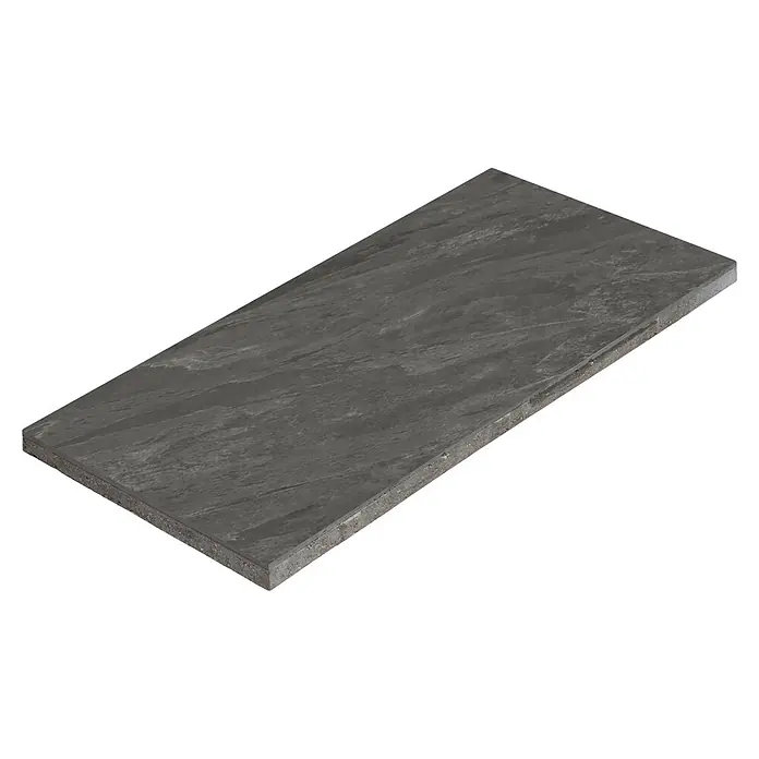 Diephaus Terrassenplattenmuster Columbia - Core Basalt - Dunkelgraue, rechteckige Fliese mit texturierter Oberfläche, die ihren mehrschichtigen Querschnitt zeigt.