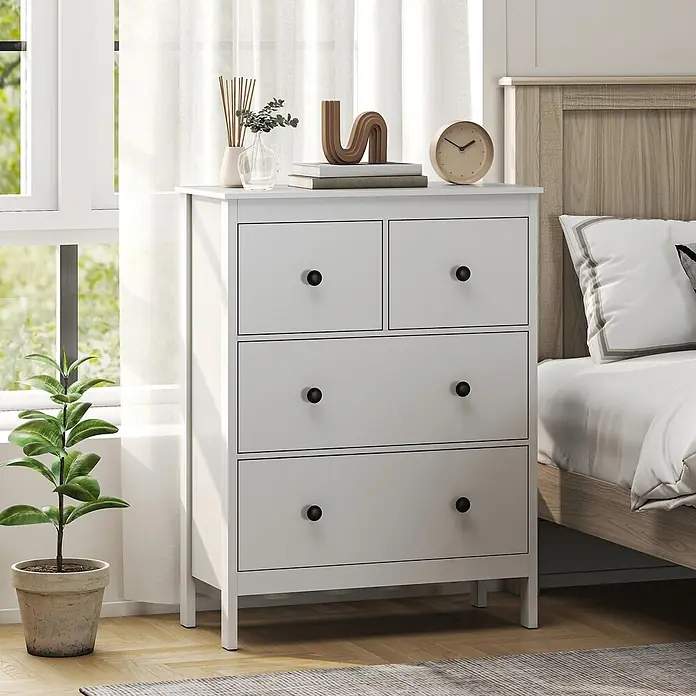 Homcom Kommode 1-teilig - L x B x H: 74 x 35 x 97 cm, Weiß, Anzahl Schubladen: 4 Stk. - Weißer Kommode mit vier Schubladen und schwarzen Knöpfen, platziert in einem hellen Schlafzimmer neben Fenster und Bett, mit Deko.