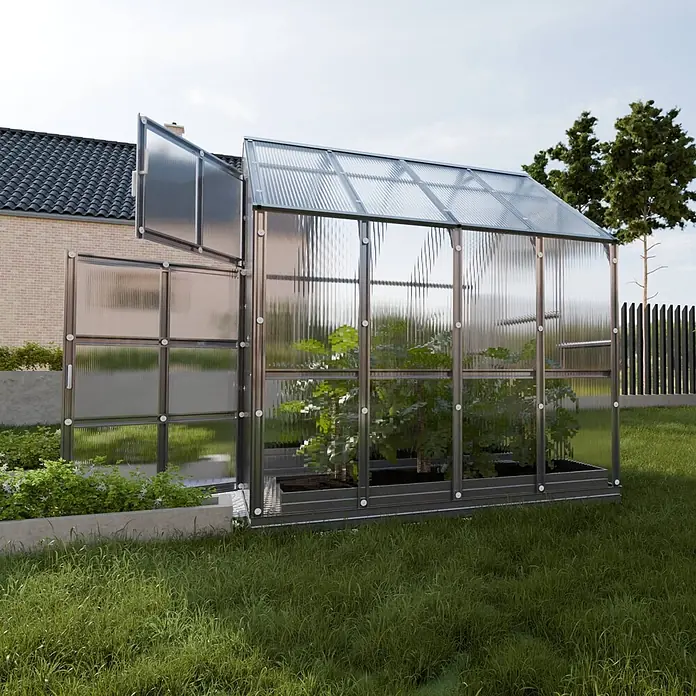 Klasika Greenhouses Gewächshaus House Klasika - Außenmaß inkl. Dachüberstand (B x T): 235 x 212 cm, Material Seitenwand: Kunststoff, 6 mm, Silbergrau - Silber-gerahmtes Gewächshaus mit transparenten Wellplatten, voller Pflanzen, im Garten mit einer geöffneten Seitenwand zur Belüftung.