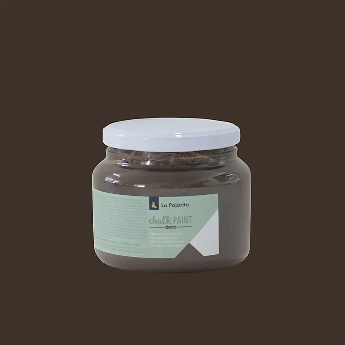La Pajarita Pintura de tiza Chalk Paint - Marrón glacé, 500 ml, Mate - Primer plano de un bote de pintura a la tiza marrón La Pajarita Deco con tapa blanca, sobre un fondo marrón.