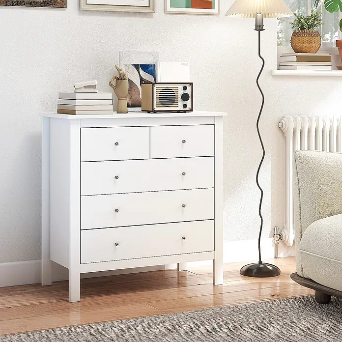 Homcom Kommode 1-teilig - L x B x H: 79 x 39,5 x 80,5 cm, Weiß, Anzahl Schubladen: 5 Stk. - Weiße Kommode mit zwei kleinen und drei großen Schubladen und runden Knöpfen, in einem hellen Raum.