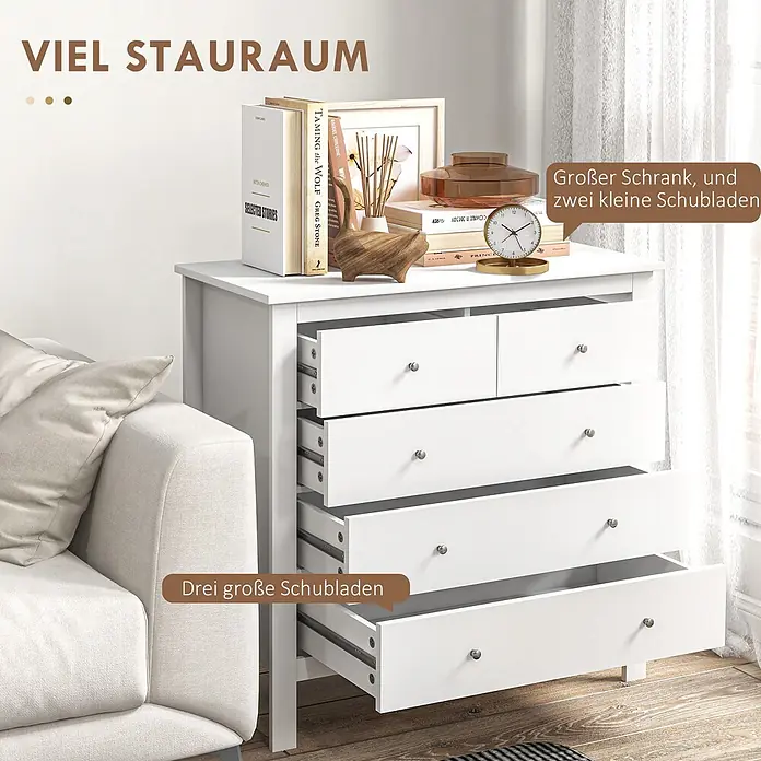 Homcom Kommode 1-teilig - L x B x H: 79 x 39,5 x 80,5 cm, Weiß, Anzahl Schubladen: 5 Stk. - Weiße Kommode mit fünf Schubladen (zwei kleine, drei große), teilweise geöffnet, neben einem Sofa in einem Wohnraum.
