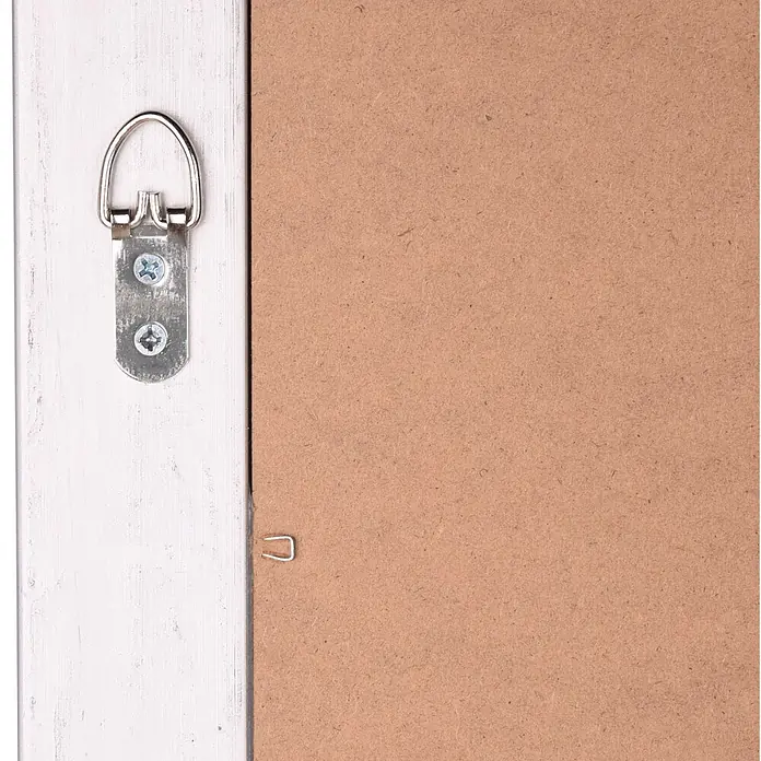Rahmenspiegel Sonja - 55 x 70 cm, Silber, Holz - Rückseite eines weißen Holzbilderrahmen mit Metall-D-Ring-Aufhänger und brauner Faserplattenrückwand, mit Klammern befestigt.