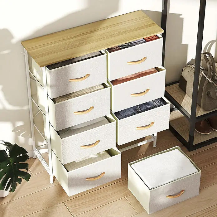 Homcom Kommode 1-teilig - L x B x H: 86 x 30 x 94,5 cm, Beige+Weiß+Naturholz, Anzahl Schubladen: 8 Stk. - Eine Kommode mit 6 Stoffschubladen, Holzplatte und hellem Metallrahmen, gefüllt mit Kleidung. Eine passende Einzelschublade steht daneben auf dem Boden.