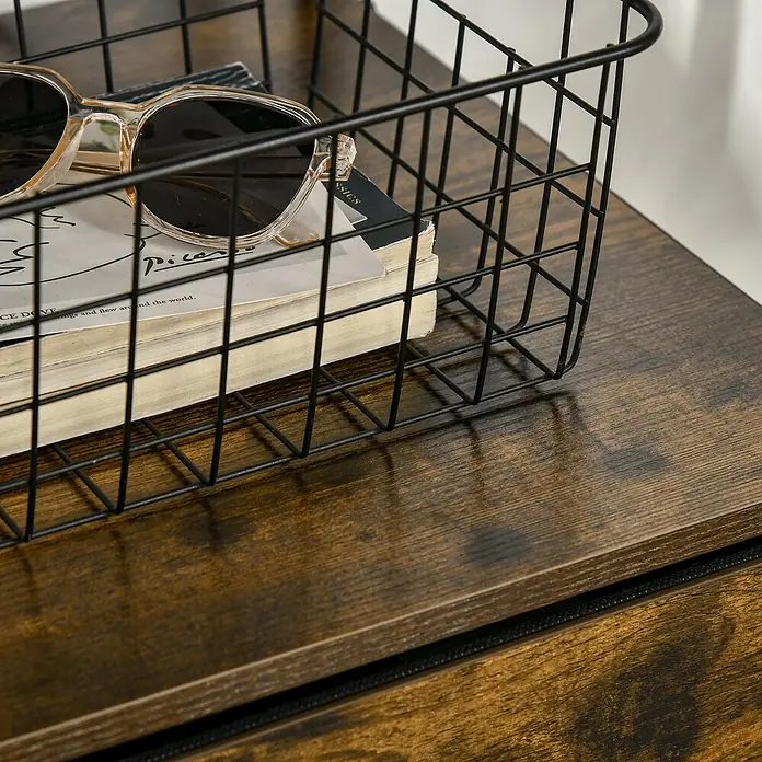 Homcom Kommode 1-teilig - L x B x H: 44 x 40 x 155 cm, Rustikalbraun, Anzahl Schubladen: 3 Stk. - Ein schwarzer Drahtkorb mit Büchern und durchsichtiger Sonnenbrille steht auf einer dunkelbraunen Holzfläche.