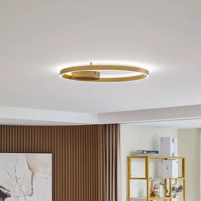 Lucande Deckenleuchte Moise - L x B x H: 60 x 60 x 5 cm, messing / gold - Moderne goldfarbene ovale LED-Deckenleuchte beleuchtet einen Wohnraum.