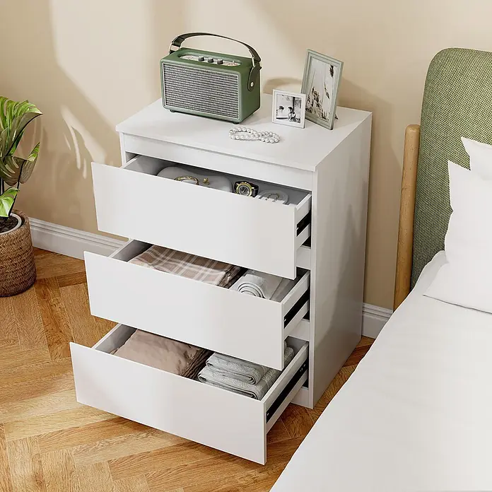 Homcom Kommode 1-teilig - L x B x H: 60 x 40 x 79 cm, Weiß, Anzahl Schubladen: 3 Stk. - Weißer Nachttisch mit drei offenen Schubladen, die Gegenstände zeigen. Steht neben einem Bett als Schlafzimmeraufbewahrung.