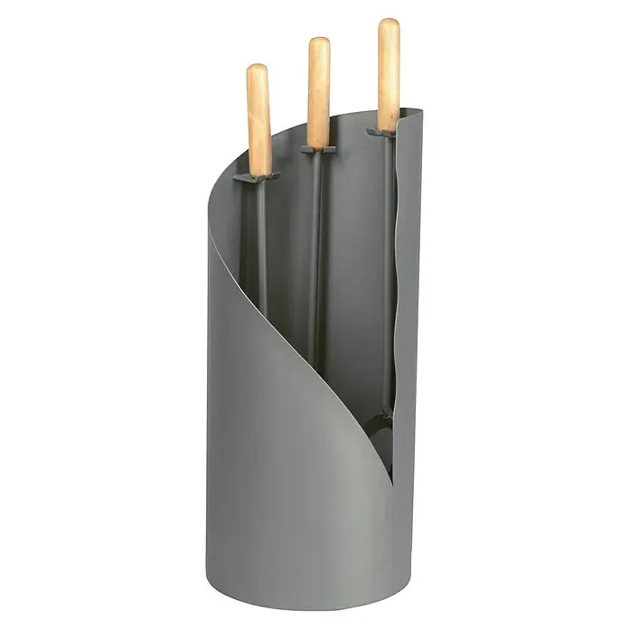 Lienbacher Kamingarnitur - 3 -tlg., Anthrazit, Höhe: 64 cm - Ein graues Kaminbesteck mit Holzgriffen, bestehend aus Schaufel, Besen und Schürhaken, ordentlich in einem Metallständer aufbewahrt.