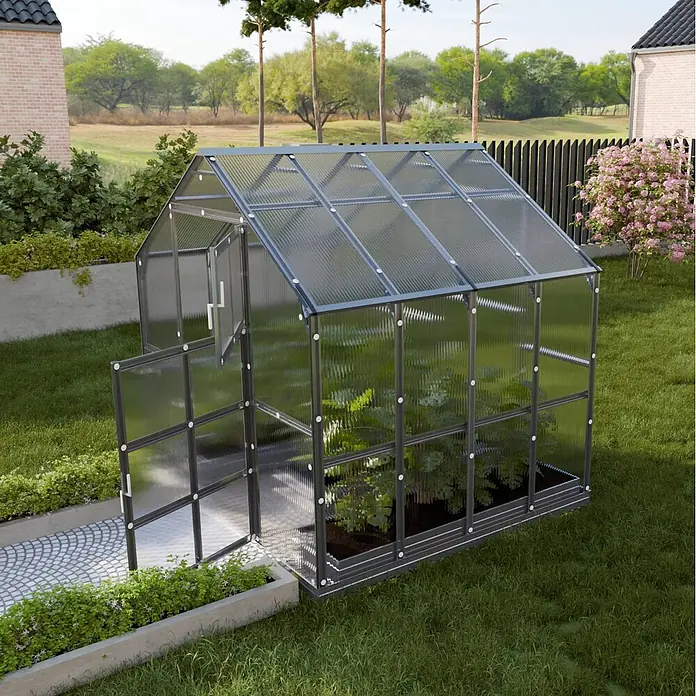 Klasika Greenhouses Gewächshaus House Klasika - Außenmaß inkl. Dachüberstand (B x T): 235 x 212 cm, Material Seitenwand: Kunststoff, 6 mm, Silbergrau - Gewächshaus mit dunklem Metallrahmen und klaren Wellplatten, offene Tür, in einem Garten mit Pflanzen darin.