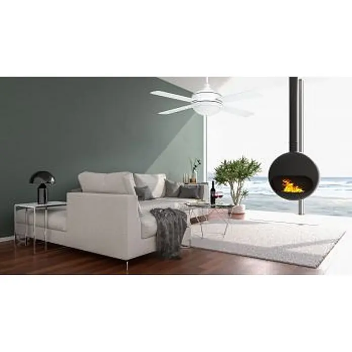 Vam Deckenventilator VEGALIGHT weiß 132 cm - Weiß Plywoodflügel weiß-Pinienholz, 1.320 mm, 46 W - Weißer Deckenventilator mit vier Flügeln in einem modernen Wohnzimmer, der für Luftzirkulation sorgt.