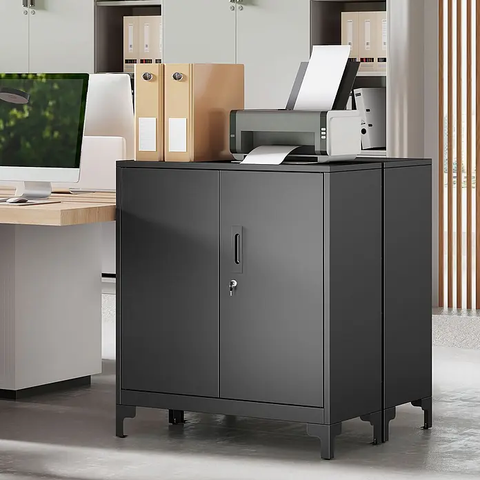 Homcom Metall-Mehrzweckschrank 1-teilig - 80 x 35 x 91 cm, Schwarz - Schwarzer Metallschrank mit zwei Türen, Schloss und Griff, darauf ein Drucker und Akten, in einem Büro neben einem Schreibtisch.