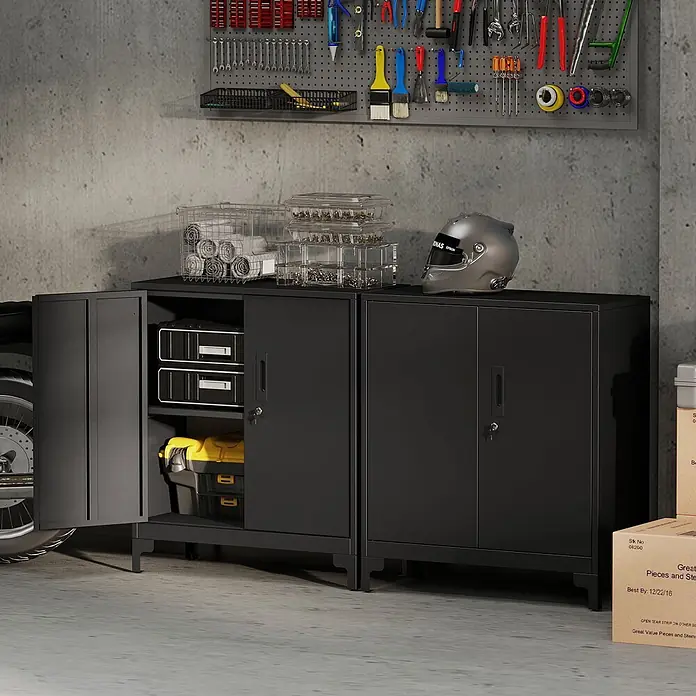 Homcom Metall-Mehrzweckschrank 1-teilig - 80 x 35 x 91 cm, Schwarz - Zwei schwarze Metall-Lagerschränke in einer Garage, einer mit offener Tür und organisierten Regalen.
