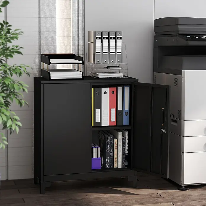 Homcom Metall-Mehrzweckschrank 1-teilig - 80 x 35 x 91 cm, Schwarz - Schwarzer Metall-Büroschrank mit Ablagen und geöffneter Tür, die bunte Ordner und Bücher zeigt, neben einem Drucker.