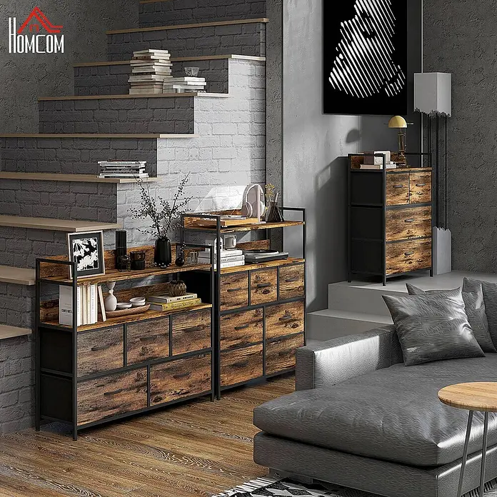 Homcom Kommode 1-teilig - Rustikalbraun, Anzahl Schubladen: 4 Stk. - Rustikale Industriemöbel mit Schubladen in Holzoptik und schwarzen Metallrahmen, in einem modernen Wohnzimmer mit Treppe.