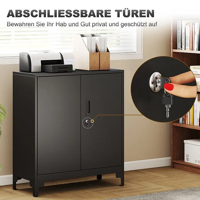 Homcom Metall-Mehrzweckschrank 1-teilig - 80 x 35 x 91 cm, Schwarz - Schwarzer Metallschrank mit abschließbaren Türen, Detailaufnahme eines Schlüssels im Schloss. Bewahrt Gegenstände sicher auf.