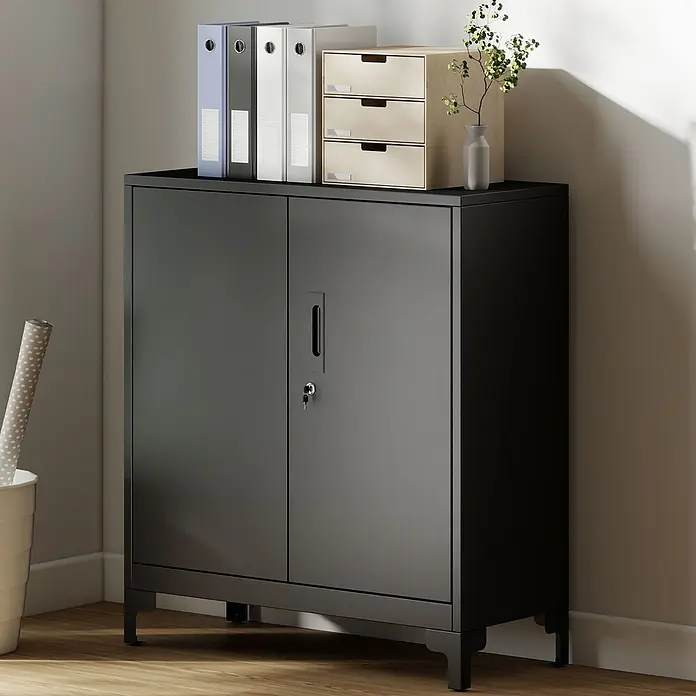 Homcom Metall-Mehrzweckschrank 1-teilig - 80 x 35 x 91 cm, Schwarz - Dunkelgrauer Metall-Aktenschrank mit zwei Türen und Schloss, obenauf Aktenordner und eine Holzschubladeneinheit in einer Raumecke.