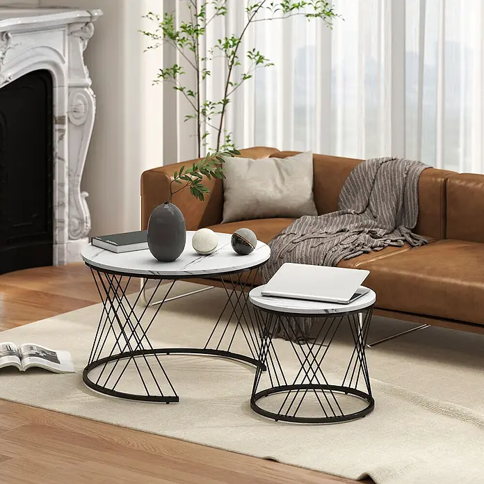 Couchtisch Set -  - Set aus zwei Beistelltischen mit weißer Marmoroptik und schwarzen Drahtgestellen in einem modernen Wohnzimmer.