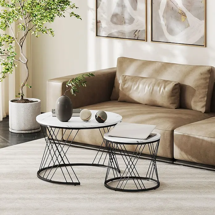 Couchtisch Set -  - Zwei verschachtelbare Couchtische mit weißer Marmorplatte und schwarzen Drahtgestellen, im Wohnzimmer genutzt.