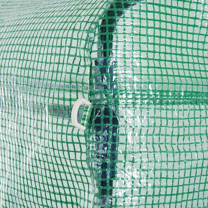 Outsunny Gewächshaus - 597 x 300 cm, Material Seitenwand: Kunststoff, 2 mm - Nahaufnahme einer transparenten Gewächshausfolie mit grünem Gittermuster und weißer Befestigungsklammer.