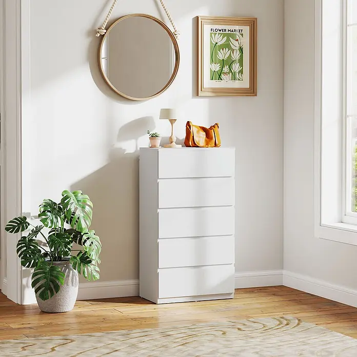 Homcom Kommode 1-teilig - L x B x H: 55 x 34 x 100 cm, Weiß, Anzahl Schubladen: 5 Stk. - Eine hohe, weiße Kommode mit fünf Schubladen steht in einem hellen Raum, dekoriert mit einer Lampe und einer Tasche.