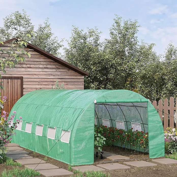 Outsunny Gewächshaus - 597 x 300 cm, Material Seitenwand: Kunststoff, 2 mm - Grünes Netzgewächshaus mit aufrollbaren Fenstern, gefüllt mit reifenden Tomaten und Auberginen im Garten.