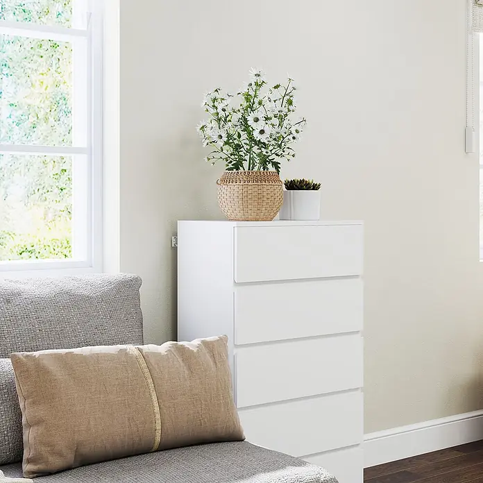 Homcom Kommode 1-teilig - L x B x H: 55 x 34 x 100 cm, Weiß, Anzahl Schubladen: 5 Stk. - Weiße Kommode mit fünf Schubladen, mit Pflanzen dekoriert, in einem hellen Wohnbereich neben einem Sofa.