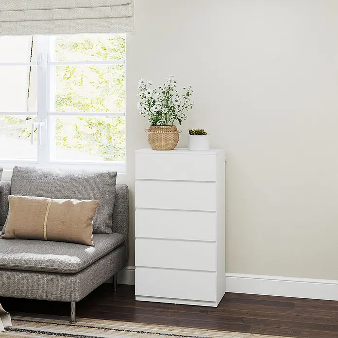 Homcom Kommode 1-teilig - L x B x H: 55 x 34 x 100 cm, Weiß, Anzahl Schubladen: 5 Stk. - Weiße Kommode mit 5 Schubladen in einem Wohnzimmer, neben einem grauen Sofa und einem Fenster.