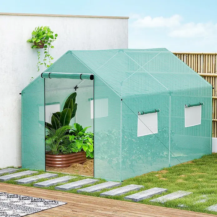 Outsunny Gewächshaus - 300 x 200 cm, Material Seitenwand: Kunststoff, 2 mm - Grünes Mesh-Gewächshaus in Hausform mit Reißverschluss-Eingang und aufrollbaren Fenstern, im Freien mit Pflanzen.