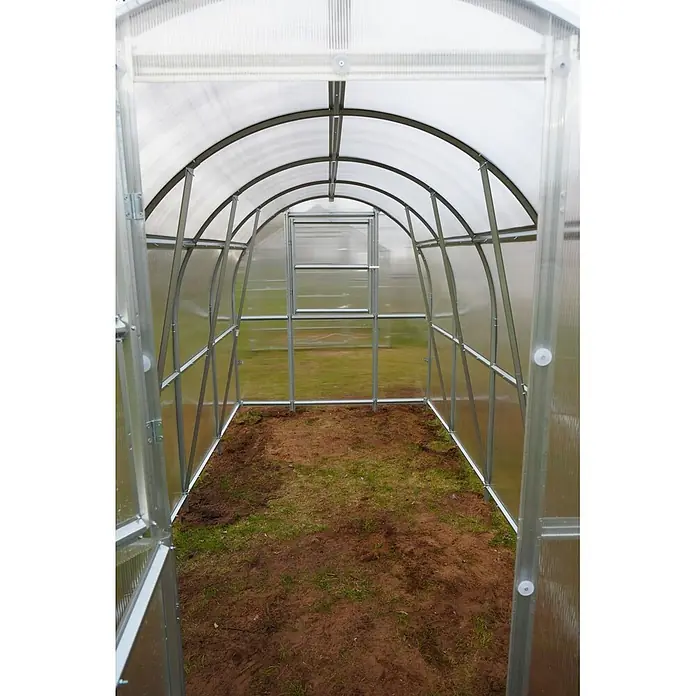 Klasika Greenhouses Gewächshaus Slim Klasika - Außenmaß inkl. Dachüberstand (B x T): 200 x 400 cm, Material Seitenwand: Kunststoff, 4 mm, Silbergrau - Inneres eines aufgebauten Gewächshauses mit gerippten Kunststoffplatten, Metallrahmen und Erdboden.