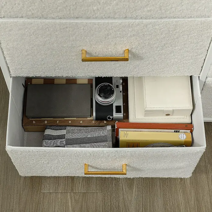 Homcom Kommode 1-teilig - Weiß, Anzahl Schubladen: 9 Stk. - Weißer Sherpa-Stoff-Aufbewahrungsschublade mit goldenem Griff, offen mit Kamera, Büchern und Schachbrett.
