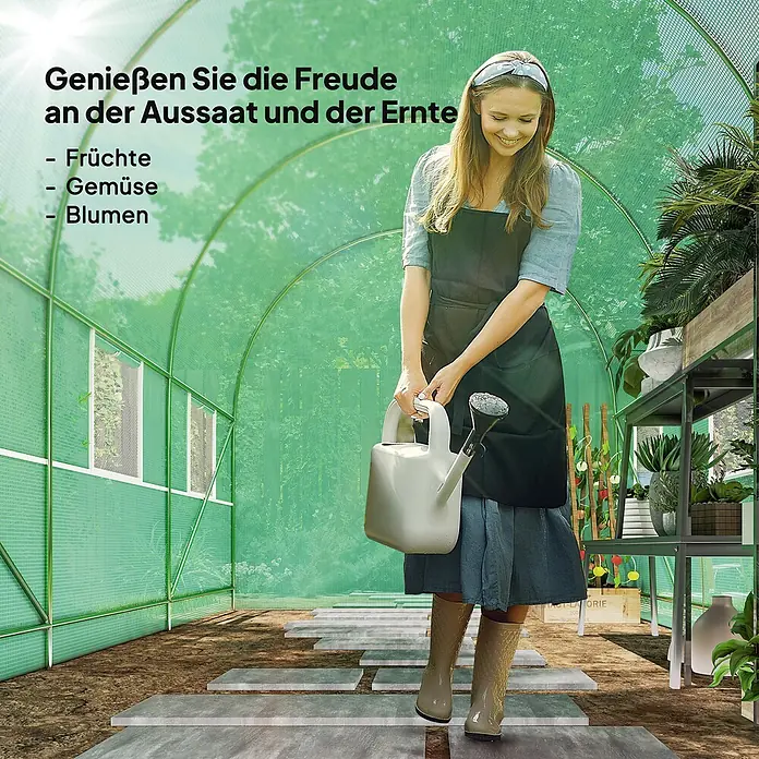 Furnicato Gewächshaus - 200 x 350 cm, Material Seitenwand: Stahl, 14 mm, Grün - Eine Frau gießt Pflanzen in einem grünen Gewächshaus, das für den Anbau von Früchten, Gemüse und Blumen genutzt wird.
