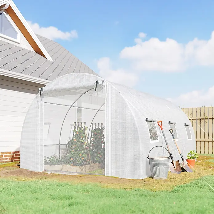Furnicato Gewächshaus - 300 x 396 cm, Material Seitenwand: Stahl, 14 mm, silber - Weißes, halbtransparentes Tunnelgewächshaus mit Pflanzen darin, im Garten neben einem Haus, mit Gartengeräten.