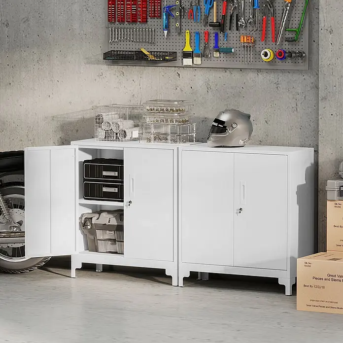 Homcom Metall-Mehrzweckschrank 1-teilig - Weiß - Zwei weiße Metall-Lagerschränke in einer Garage, zur Aufbewahrung von Werkzeugen und Zubehör. Eine Tür ist offen und zeigt den Inhalt.