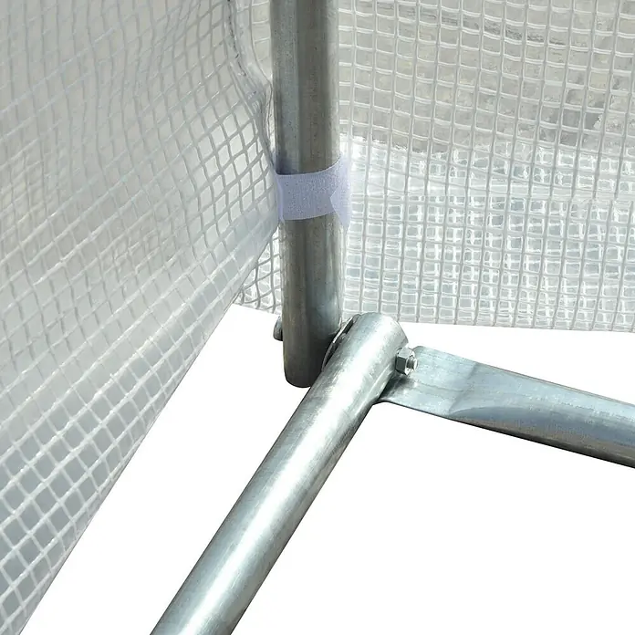 Outsunny Gewächshaus - 595 x 300 cm, Material Seitenwand: Kunststoff, 2 mm - Nahaufnahme einer transparenten gitterverstärkten Abdeckung, die mit einem weißen Klettverschluss an einer silbernen Metallstange befestigt ist, mit einer Metallrahmenverbindung darunter.