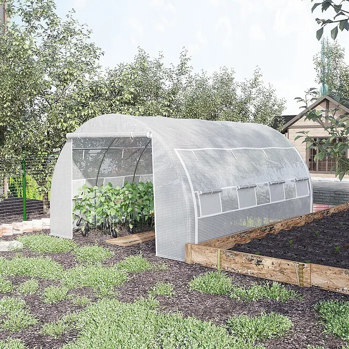 Outsunny Gewächshaus - 397 x 300 cm, Material Seitenwand: Kunststoff, 2 mm - Weißes transluzentes Gewächshaus im Garten mit Pflanzen und Hochbeet.