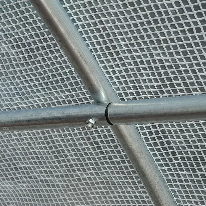 Outsunny Gewächshaus - 595 x 300 cm, Material Seitenwand: Kunststoff, 2 mm - Verzinkte Metallstangen und weißes verstärktes Netz bilden einen Gewächshausrahmen, mit einer Schraube verbunden.