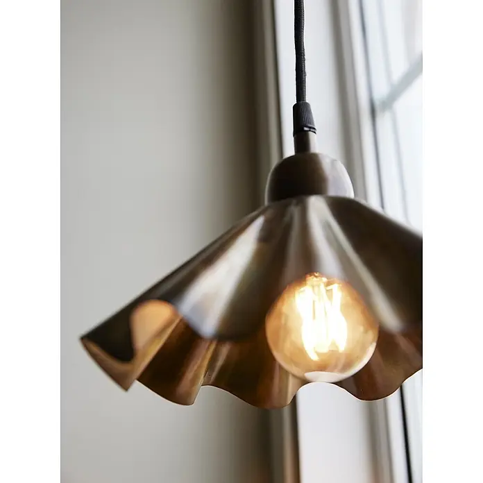 PR Home Pendelleuchte Aira - 240 W, E27 - Messing-Pendelleuchte mit geriffeltem Schirm und leuchtender Edison-Glühbirne an geflochtener Schnur.