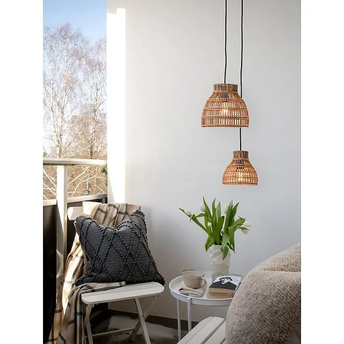 PR Home Pendelleuchte 18cm Outdoor - 40 W, E27 - Zwei natürliche Rattan-Hängelampen beleuchten eine Balkonumgebung.