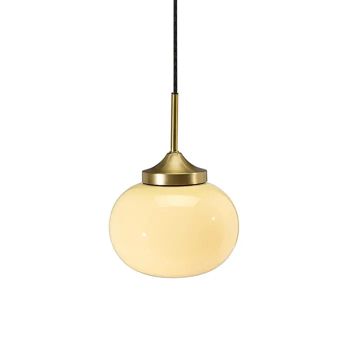 PR Home Pendelleuchte Elsy - 240 W, E14 - Pendelleuchte mit milchweißer Kugelglas-Schirm und messingfarbenen Metallarmaturen, aufgehängt an einem dunklen Kabel.