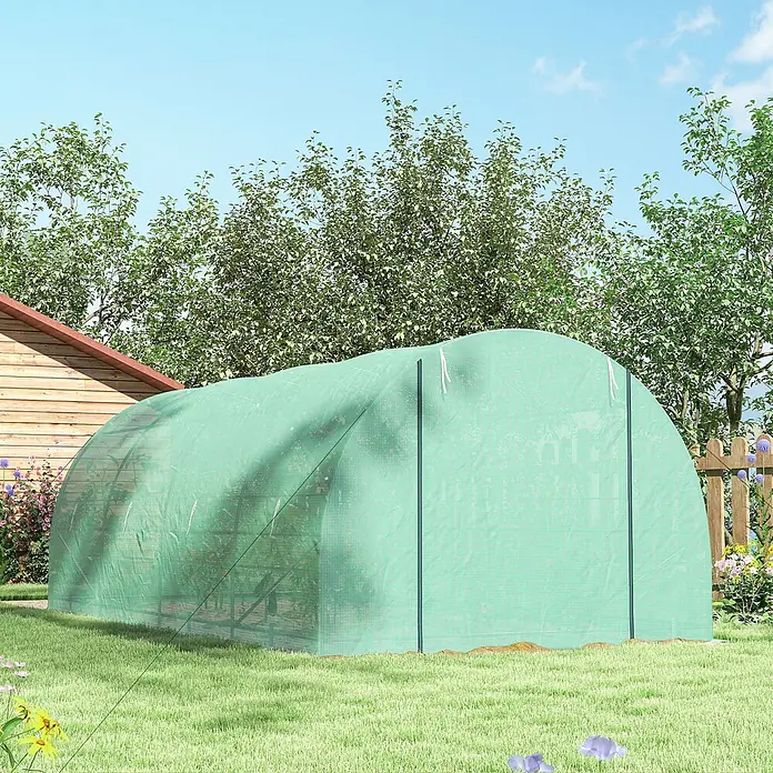 Outsunny Gewächshaus - 595 x 300 cm, Material Seitenwand: Kunststoff, 2 mm - Grünes Stofftunnel-Gewächshaus in einer Gartenumgebung.