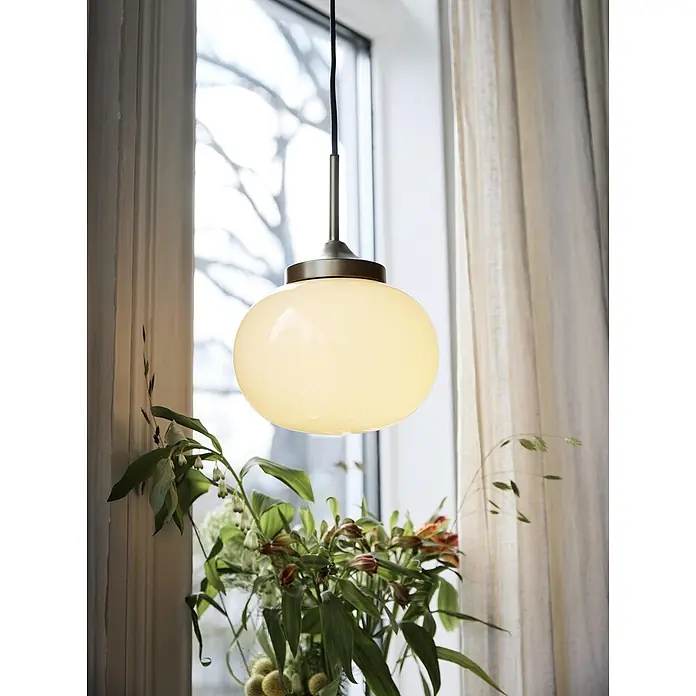 PR Home Pendelleuchte Elsy - 240 W, E14 - Pendelleuchte mit Opalkugel aus Glas und Messingfinish hängt am Fenster und beleuchtet den Raum warm.