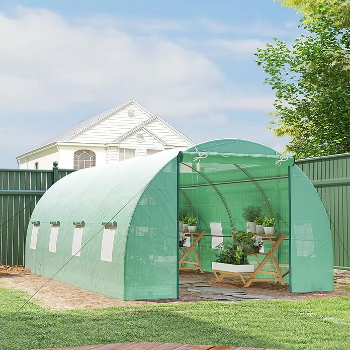 Outsunny Gewächshaus - 595 x 300 cm, Material Seitenwand: Kunststoff, 2 mm - Grüner Maschen-Gewächshaustunnel im Garten, gefüllt mit Topfpflanzen und Gartentischen.